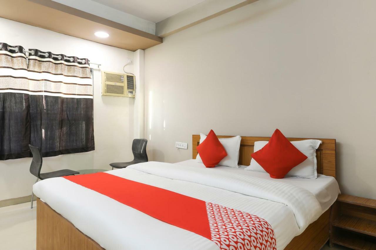 Oyo 43851 Hotel Virasat Māndu Exteriér fotografie