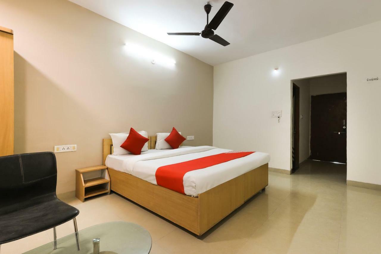 Oyo 43851 Hotel Virasat Māndu Exteriér fotografie