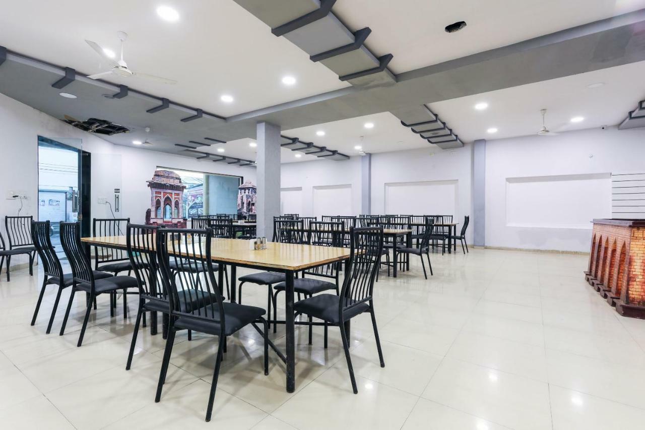 Oyo 43851 Hotel Virasat Māndu Exteriér fotografie