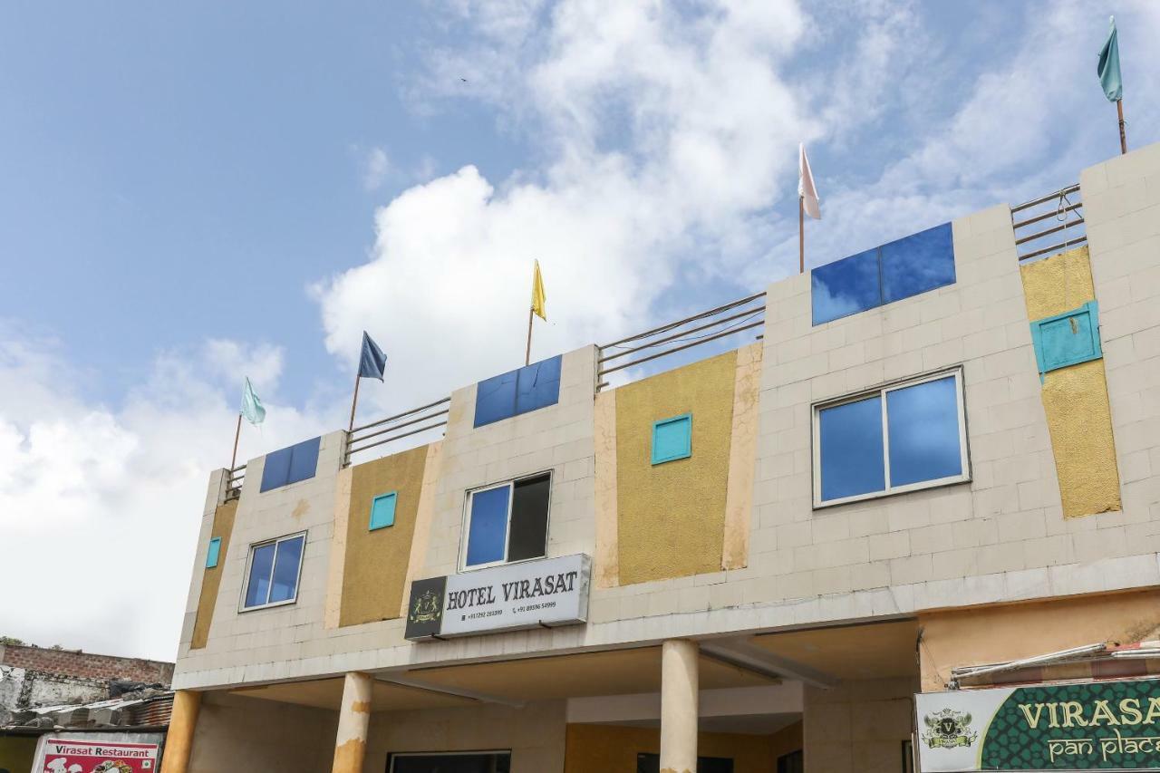 Oyo 43851 Hotel Virasat Māndu Exteriér fotografie