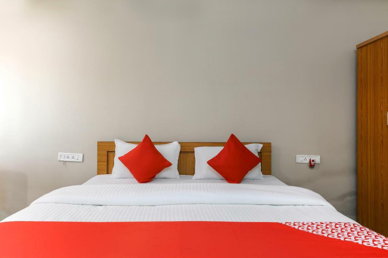 Oyo 43851 Hotel Virasat Māndu Exteriér fotografie