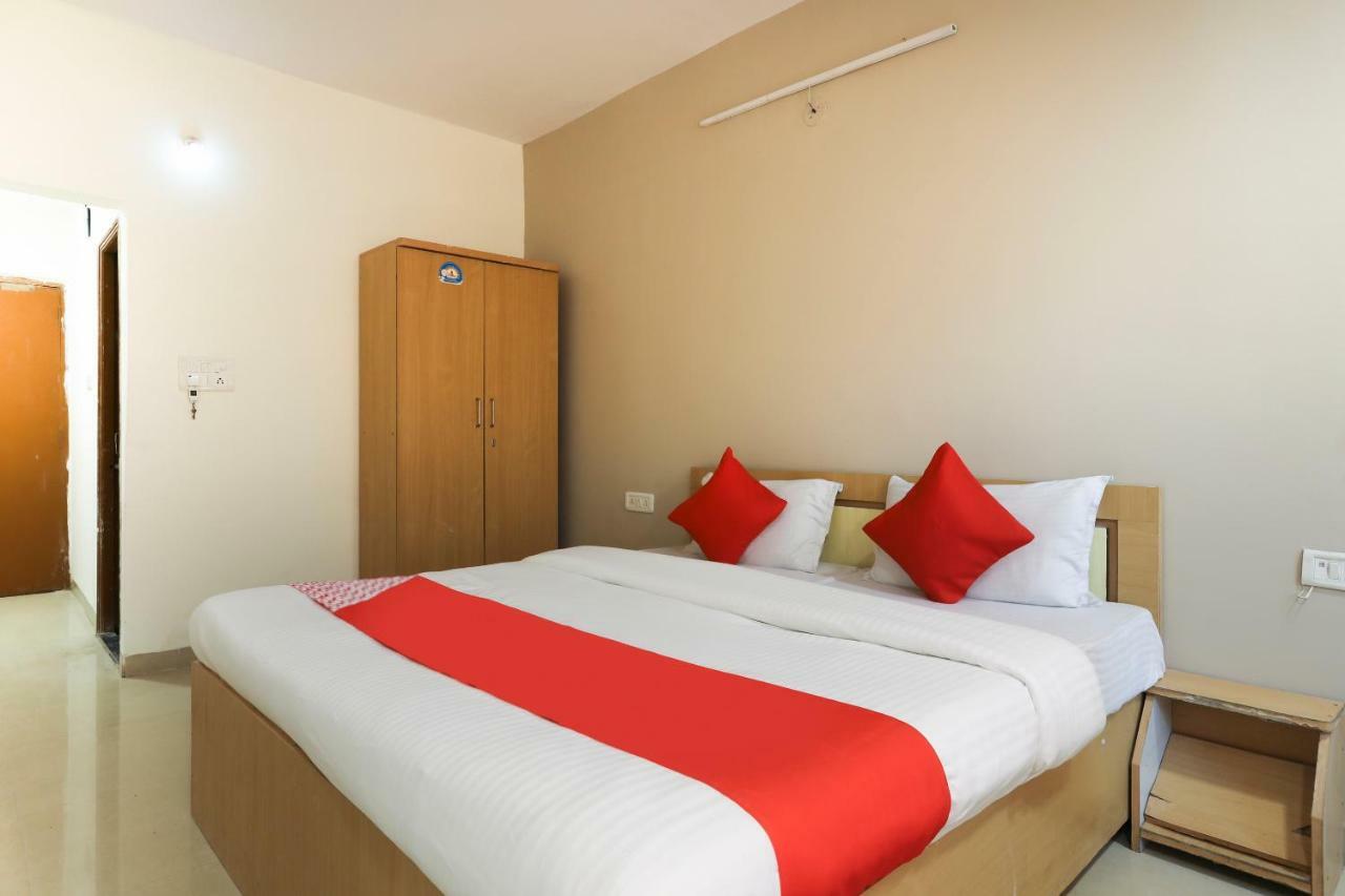 Oyo 43851 Hotel Virasat Māndu Exteriér fotografie