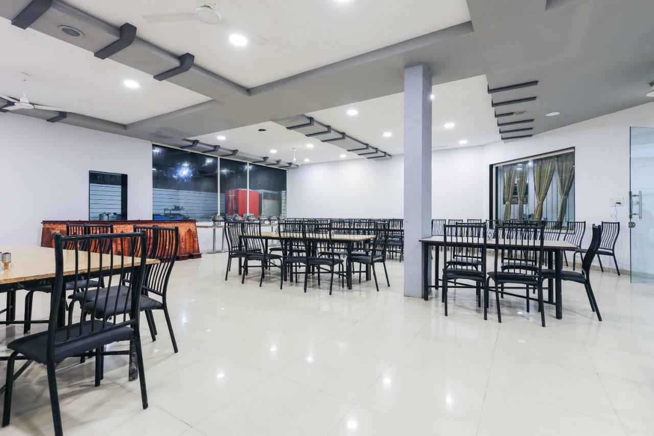 Oyo 43851 Hotel Virasat Māndu Exteriér fotografie